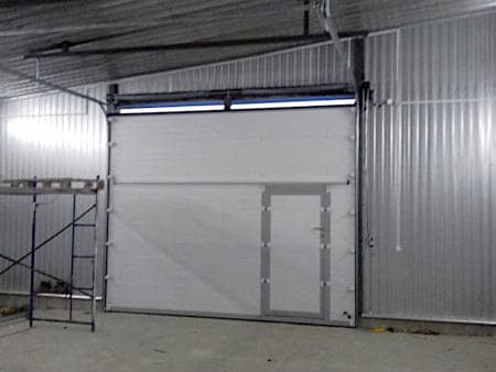 Подъемные ворота с калиткой для гаража в Усть-Каменогорске